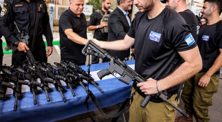 “Israel” equips civilians in north with 9,000 assault rifles