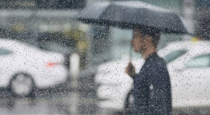 Scattered showers, slight drop in temperatures in Jordan today