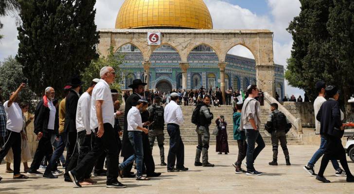 'Israeli' settlers storm Aqsa Mosque under police protection