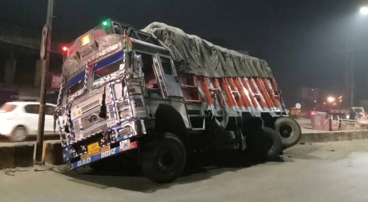 VIDEO: Truck rampage in India leaves two injured, multiple vehicles damaged