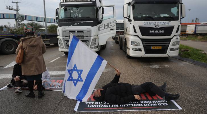 'Israeli' settlers block aid convoys to Gaza amid existing government restrictions