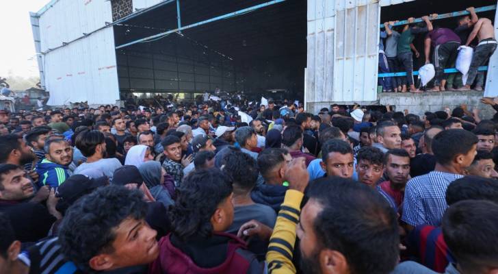 Two killed as thousands overrun World Food Program warehouse in Gaza