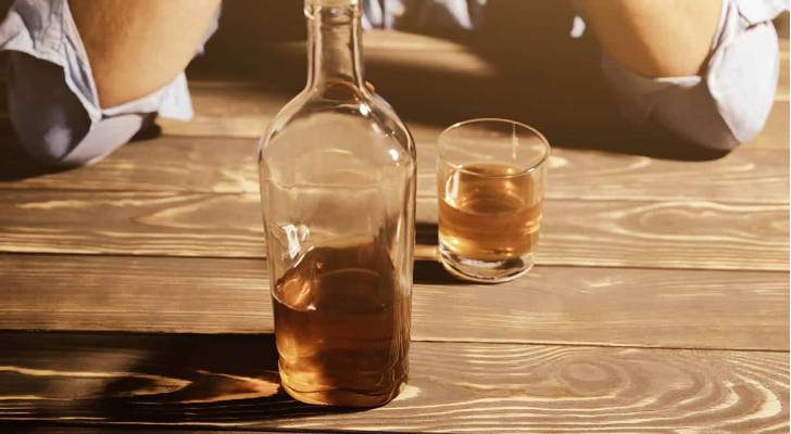 Kuwait arrests 67 in deadly alcohol poisoning case