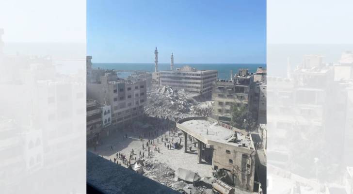 ‘Israeli’ airstrike damages Roya office in Gaza City