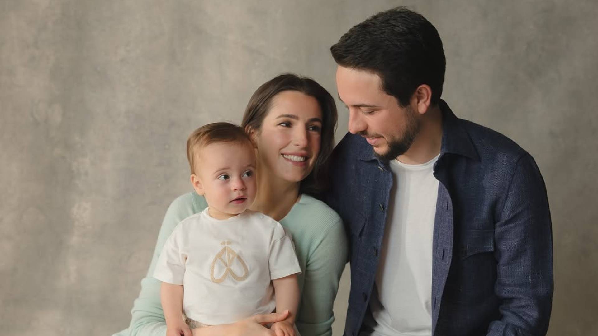 Crown Prince posts new year greeting with family