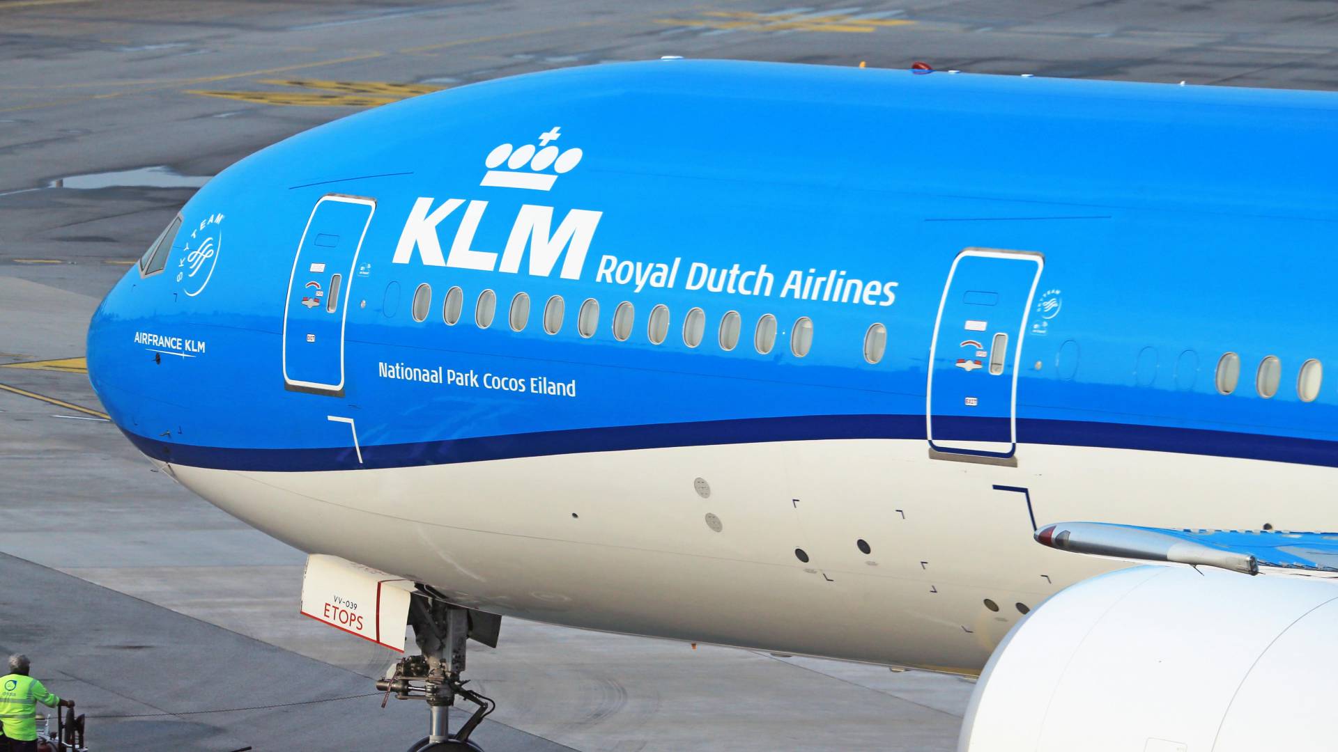 Roya News | Dutch airlines suspend Middle East flights due to regional tensions, minister says