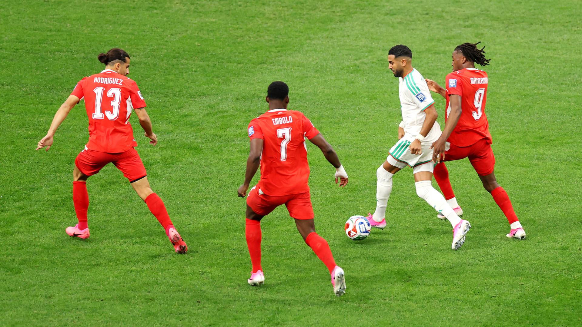 Roya News | Switzerland beat Algeria 2-0 to move into World Cup last 16