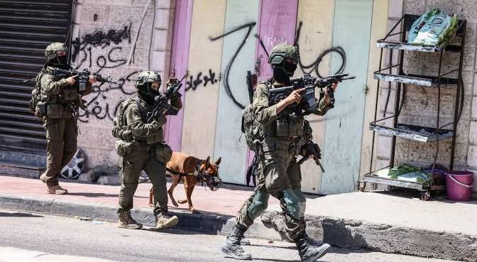 'Israeli' military raid on Qalandia camp enters second day