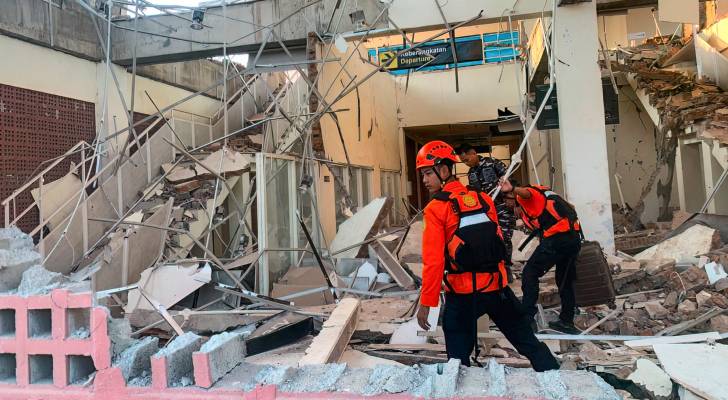 Strong 7.7-magnitude quake strikes off Indonesia