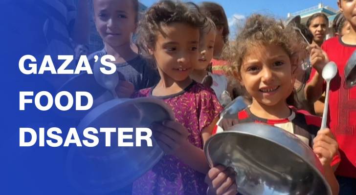 Gazans bang on empty pots, receive food at distribution point