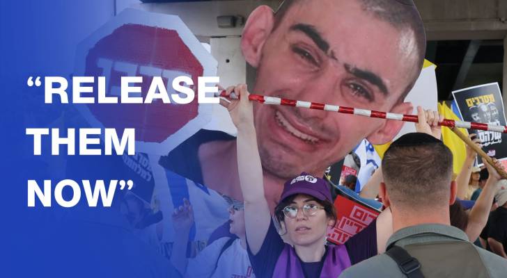 “Israeli” protesters call for captive deal ahead of cabinet meeting