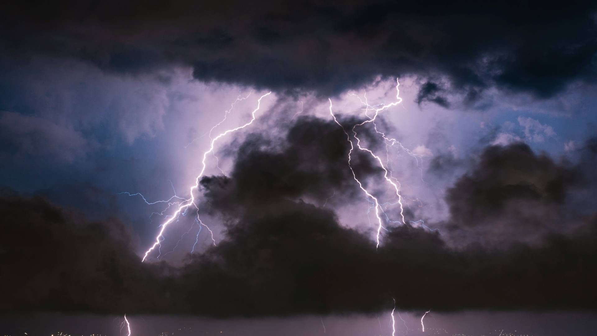 "طقس العرب": سحب رعدية وأمطار تضرب عدة مناطق وتحذيرات من غبار كثيف