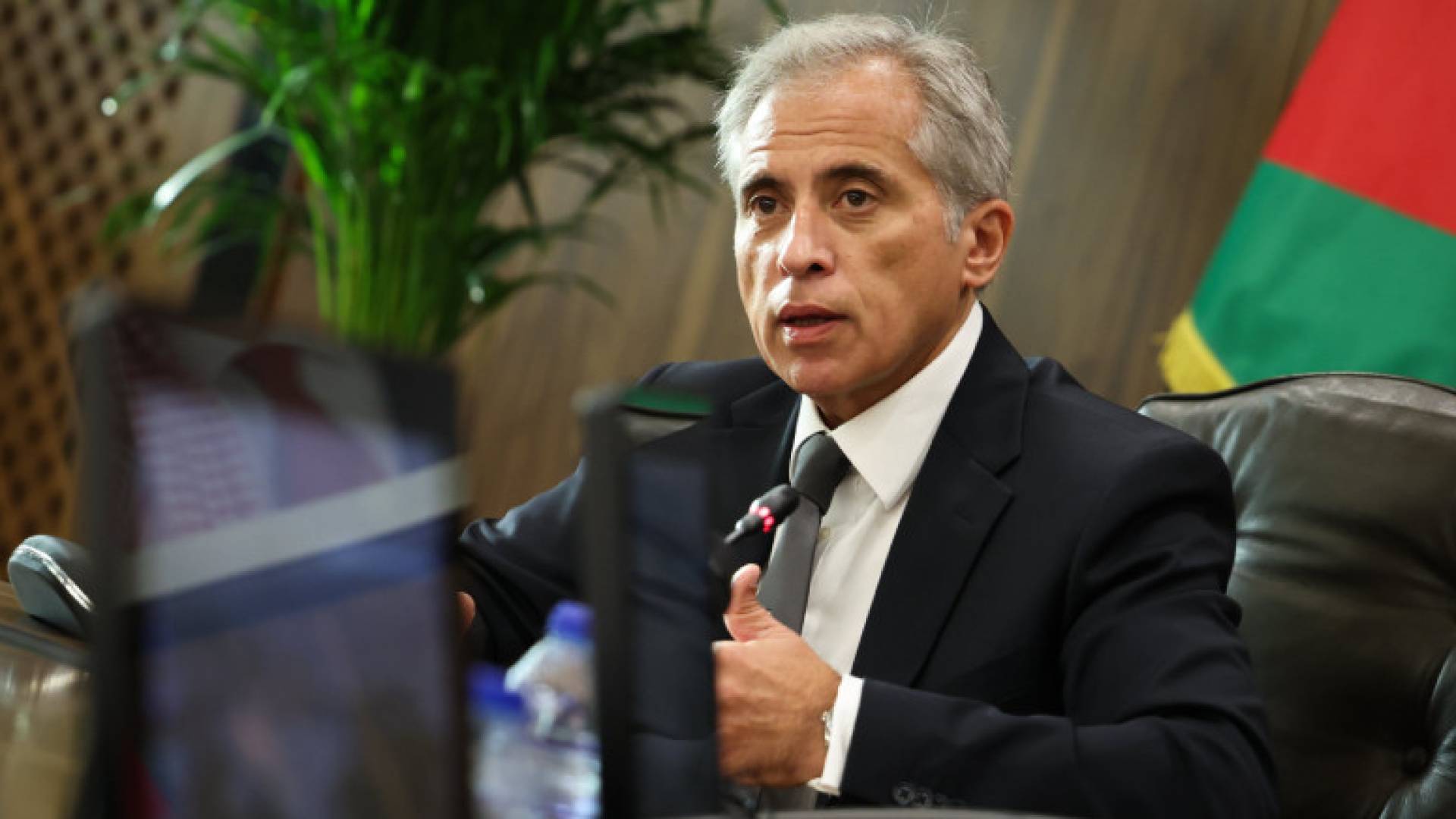 رئيس الوزراء يهنئ علي الزيدي بتكليفه رئيسا للحكومة العراقية الجديدة