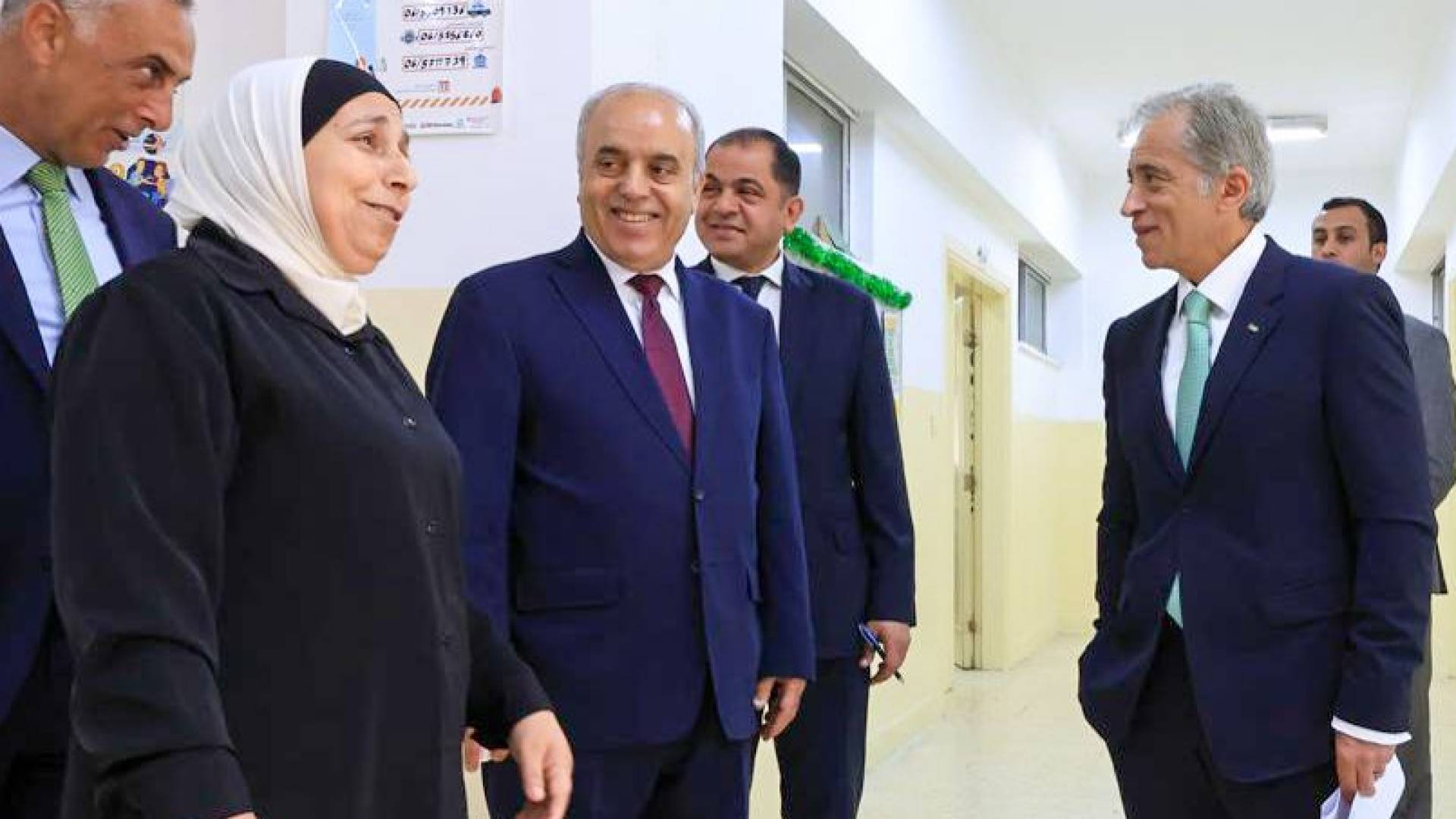 رئيس الوزراء جعفر حسان يوجه بتوسعة مدرسة عراق الأمير وتوفير وسيلة نقل للمرضى خلال جولة ميدانية