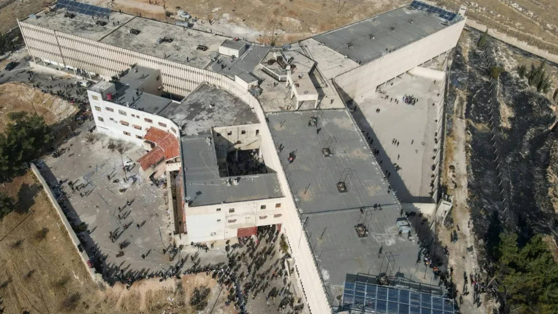 بالفيديو.. تسريبات جديدة من "سجن صيدنايا" تثير صدمة في سوريا.. ومطالب رسمية بالتحقيق