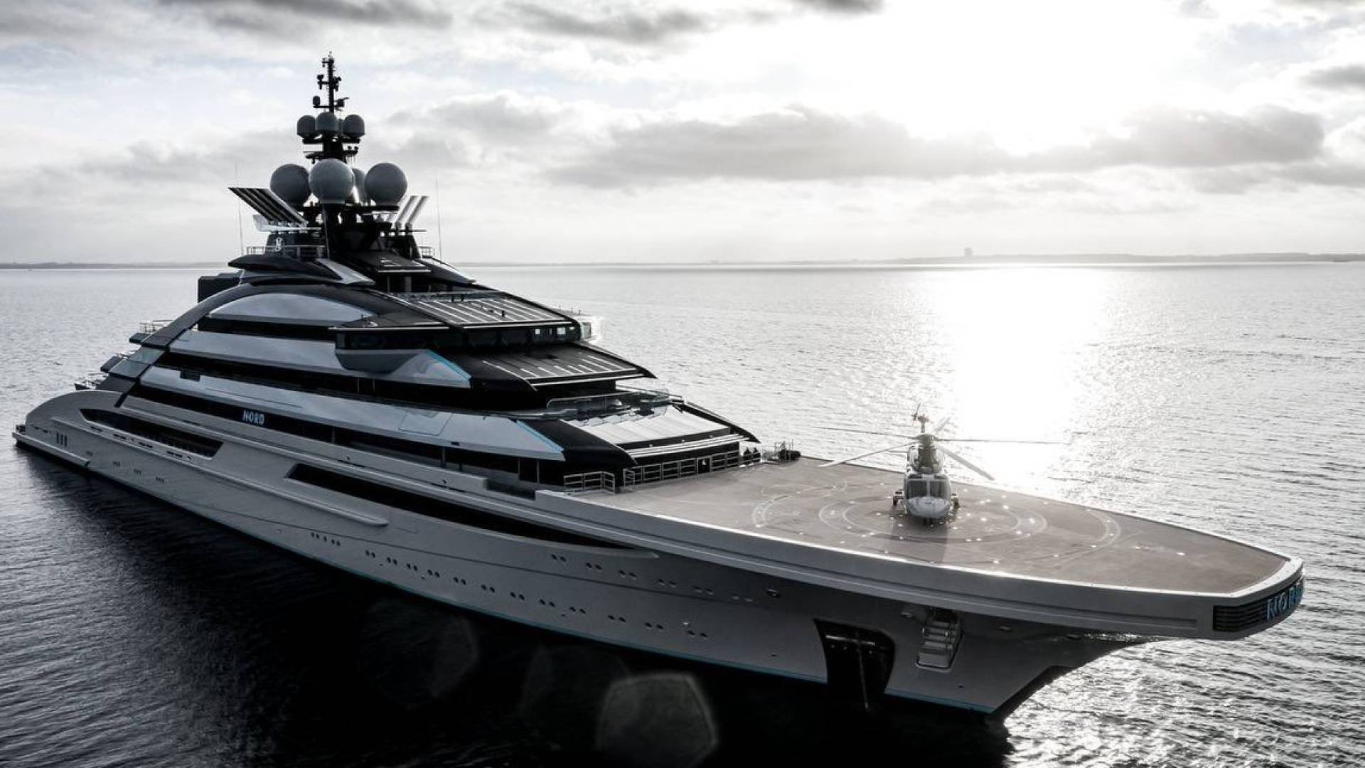 يخت روسي للملياردير "مورداشوف" يعبر مضيق هرمز رغم الحصار البحري الإيراني والأمريكي