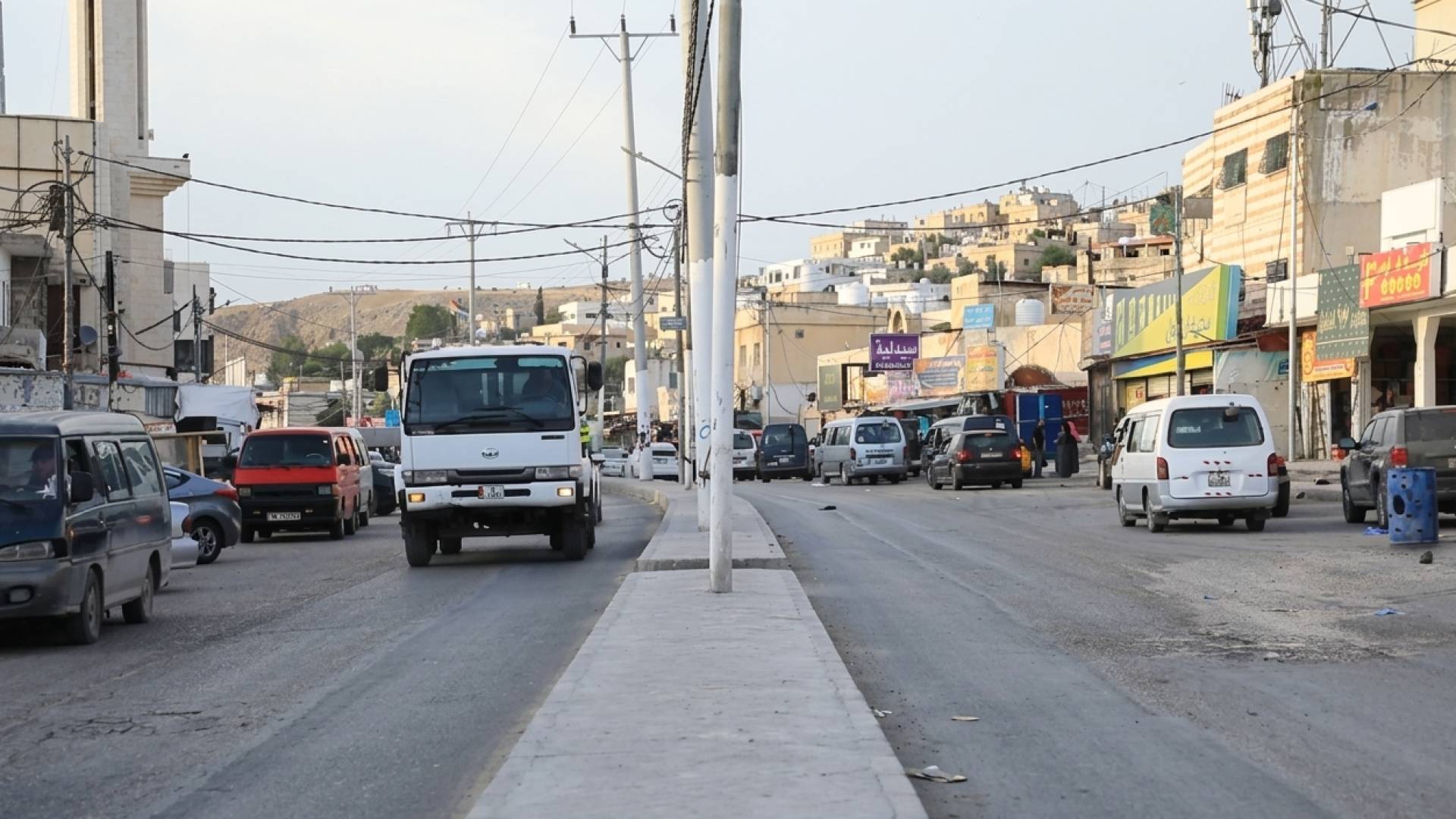 بعد عام من المعاناة.. تعبيد شارع "المشارع" بالأغوار ينهي أزمة الحفر ويفتح ملف "تراخيص المحال"