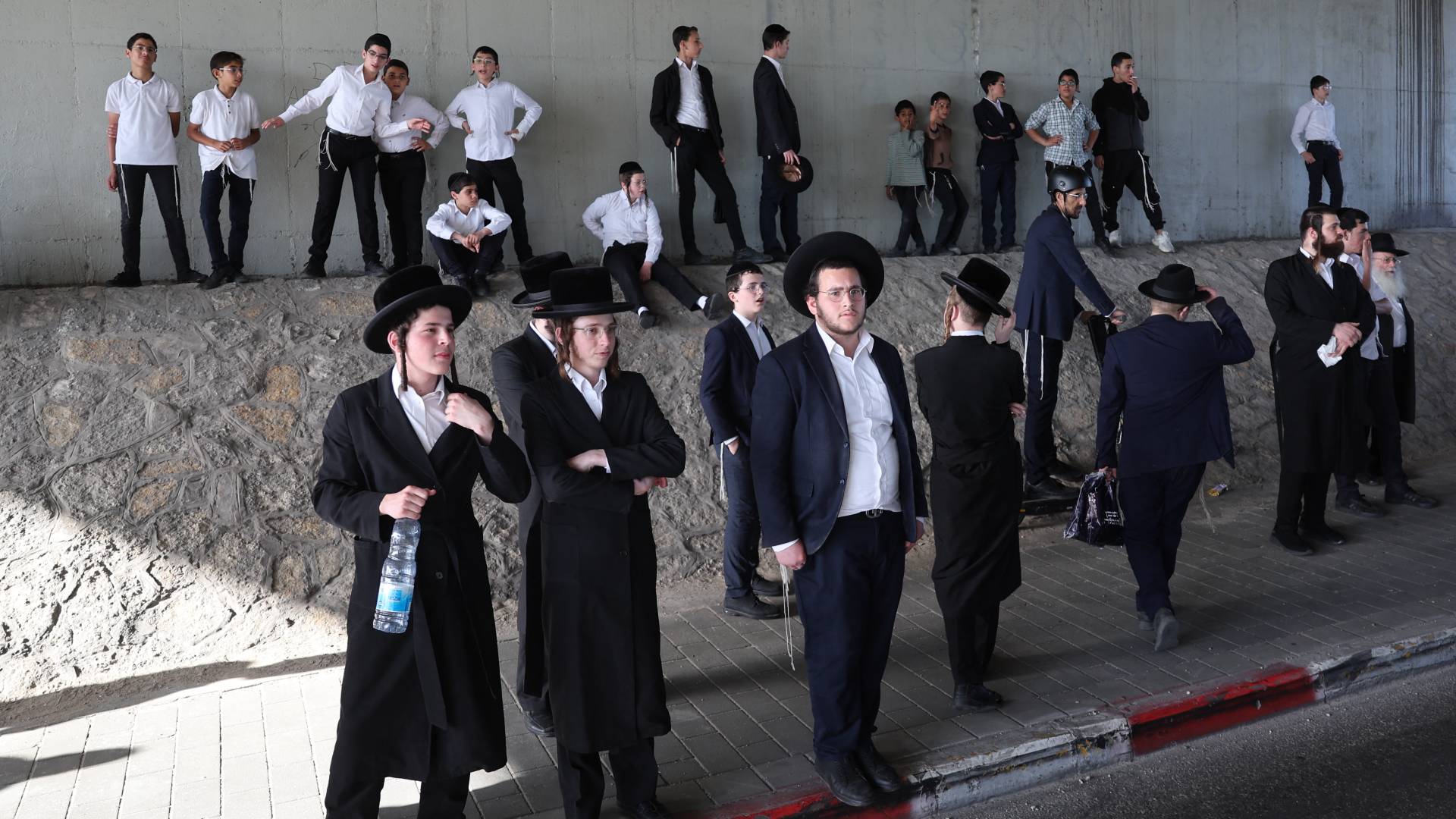 مئات الحريديم يقطعون طريقا وسط فلسطين المحتلة رفضا للتجنيد