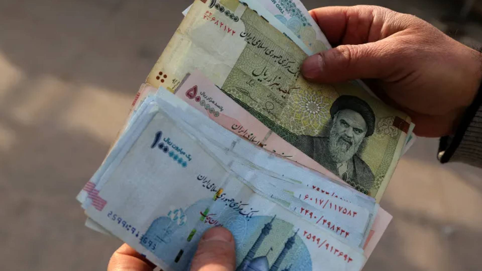 الريال الإيراني يسجل أدنى مستوى تاريخي مقابل الدولار مع استمرار الحصار الأمريكي