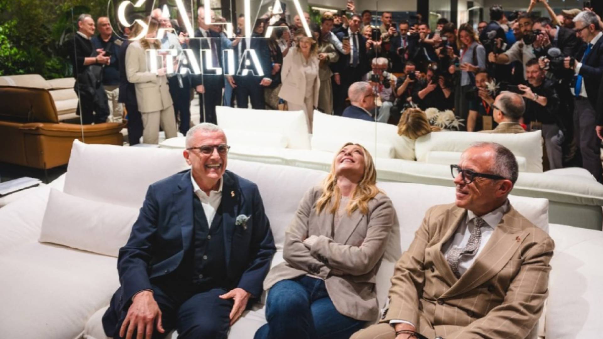 رئيسة وزراء إيطاليا تثير تفاعلا واسعا بلحظة استرخاء عفوية في معرض للأثاث