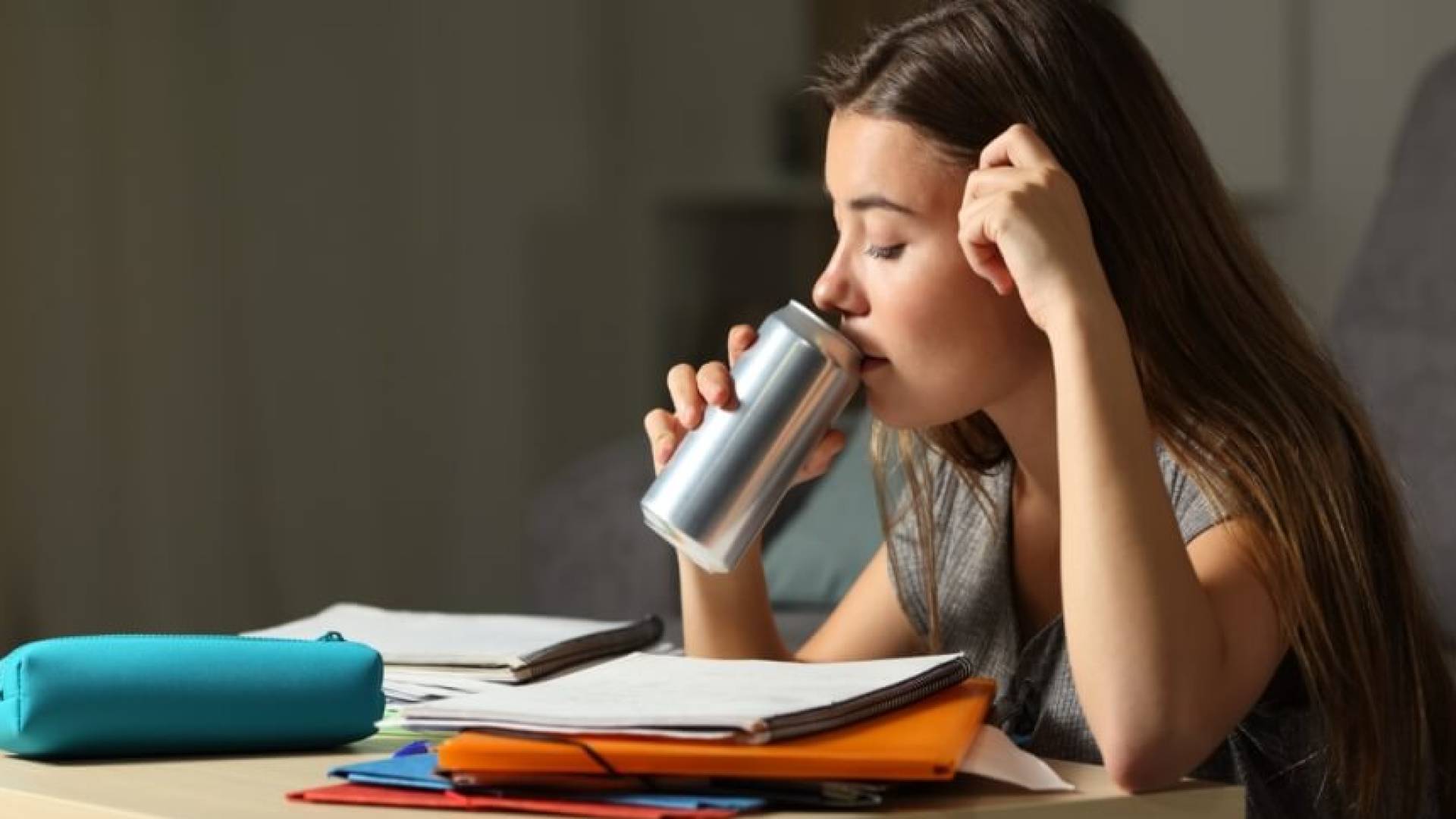 بعد قرار منع بيع مشروبات الطاقة لمن هم دون الـ 18.. الغذاء والدواء تحدد الاشتراطات للبيع والعرض