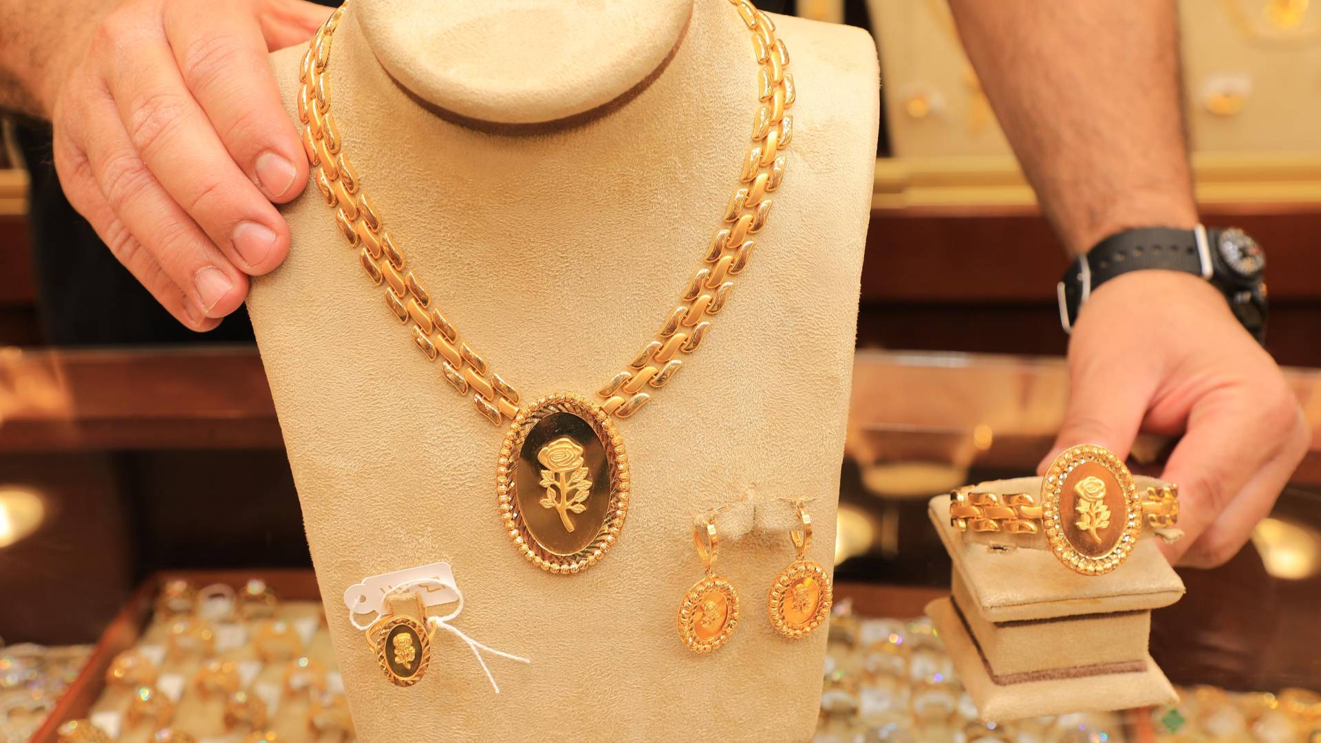 ارتفاع ملحوظ.. الذهب يتخطى حاجز 4570 دولارا في التداولات الفورية