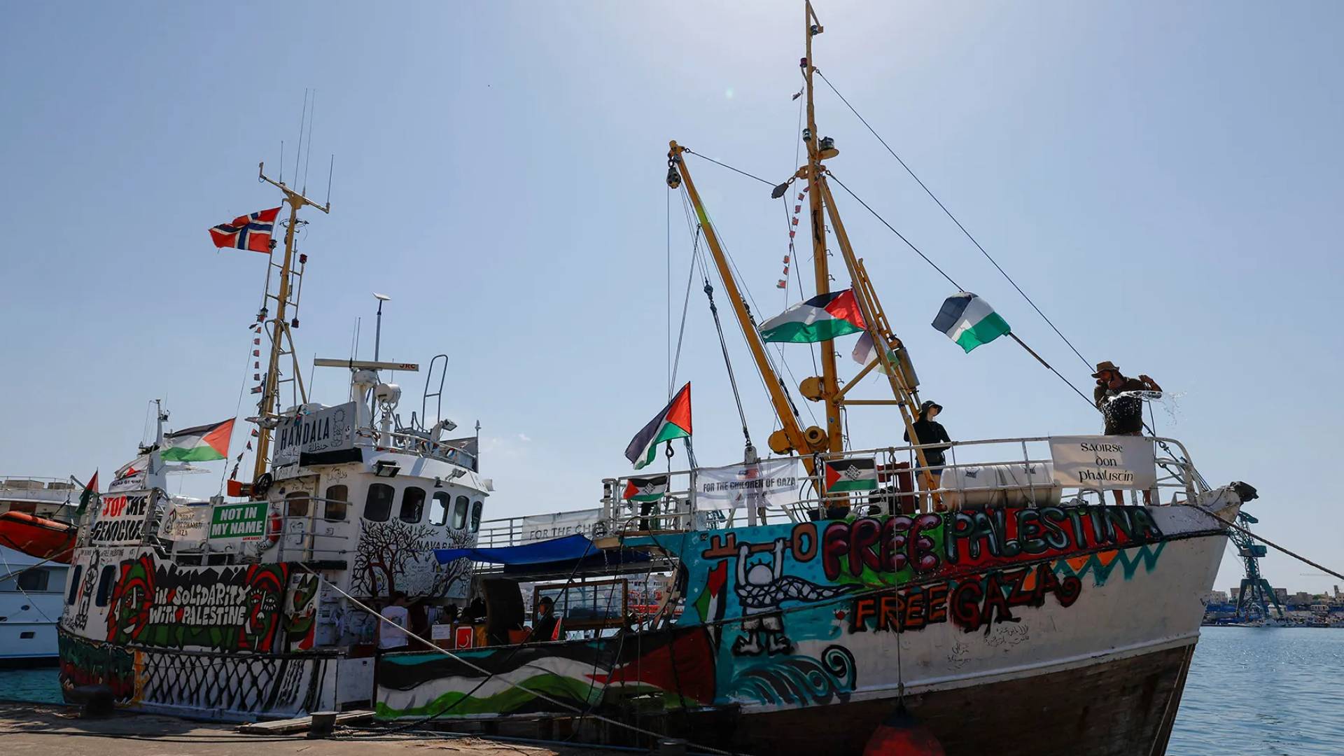 القناة 12 العبرية: سلاح البحرية استولى على نحو 50 زورقا تقل 400 ناشط كانوا متجهين لغزة