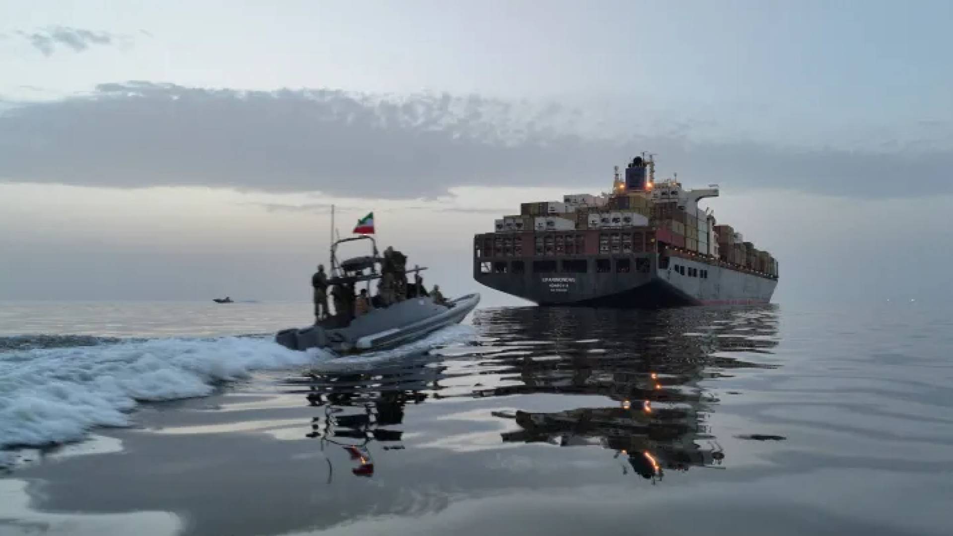 قائد الجوفضائية بالحرس الثوري يتوعد السفن الأمريكية بضربات "طويلة ومؤلمة" 