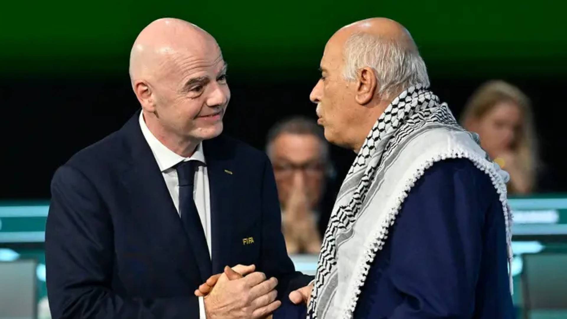 رئيس الاتحاد الفلسطيني يرفض مصافحة نائب رئيس اتحاد الاحتلال في مؤتمر "فيفا"