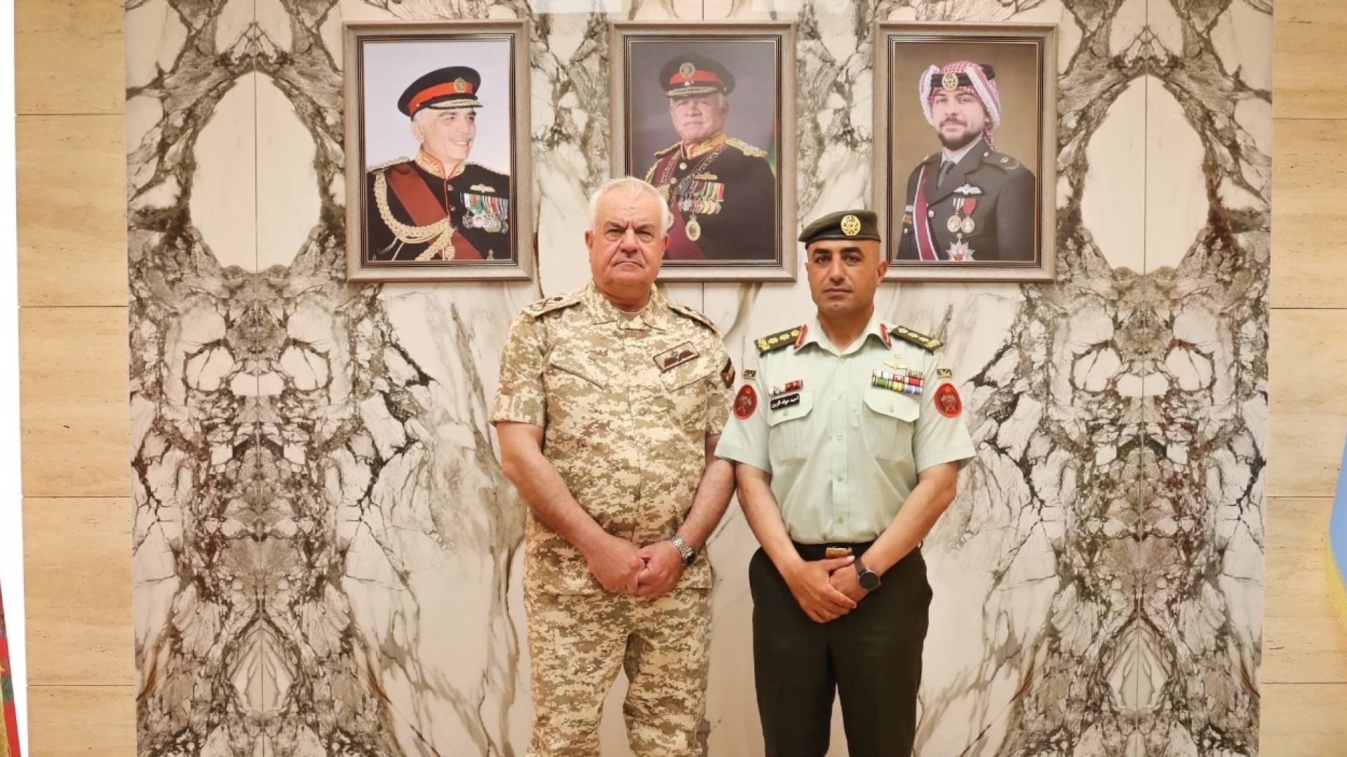 مندوبا عن ولي العهد..اللواء الركن الحنيطي يكرم آمر مركز تدريب مكلفي خدمة العلم