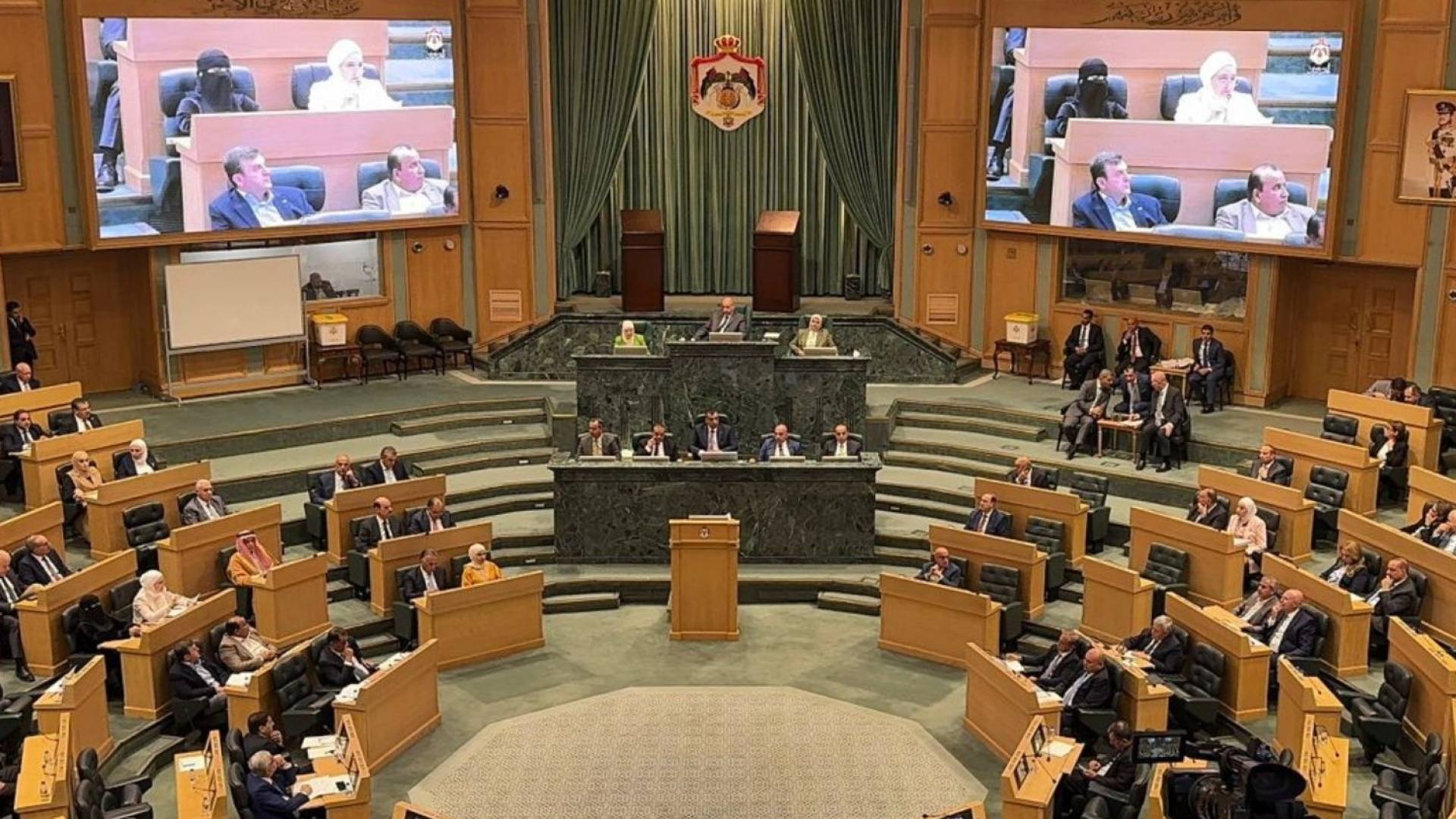المومني: الحكومة ستنسب بعقد دورة استثنائية لمجلس الأمة ستناقش قانون "الإدارة المحلية"