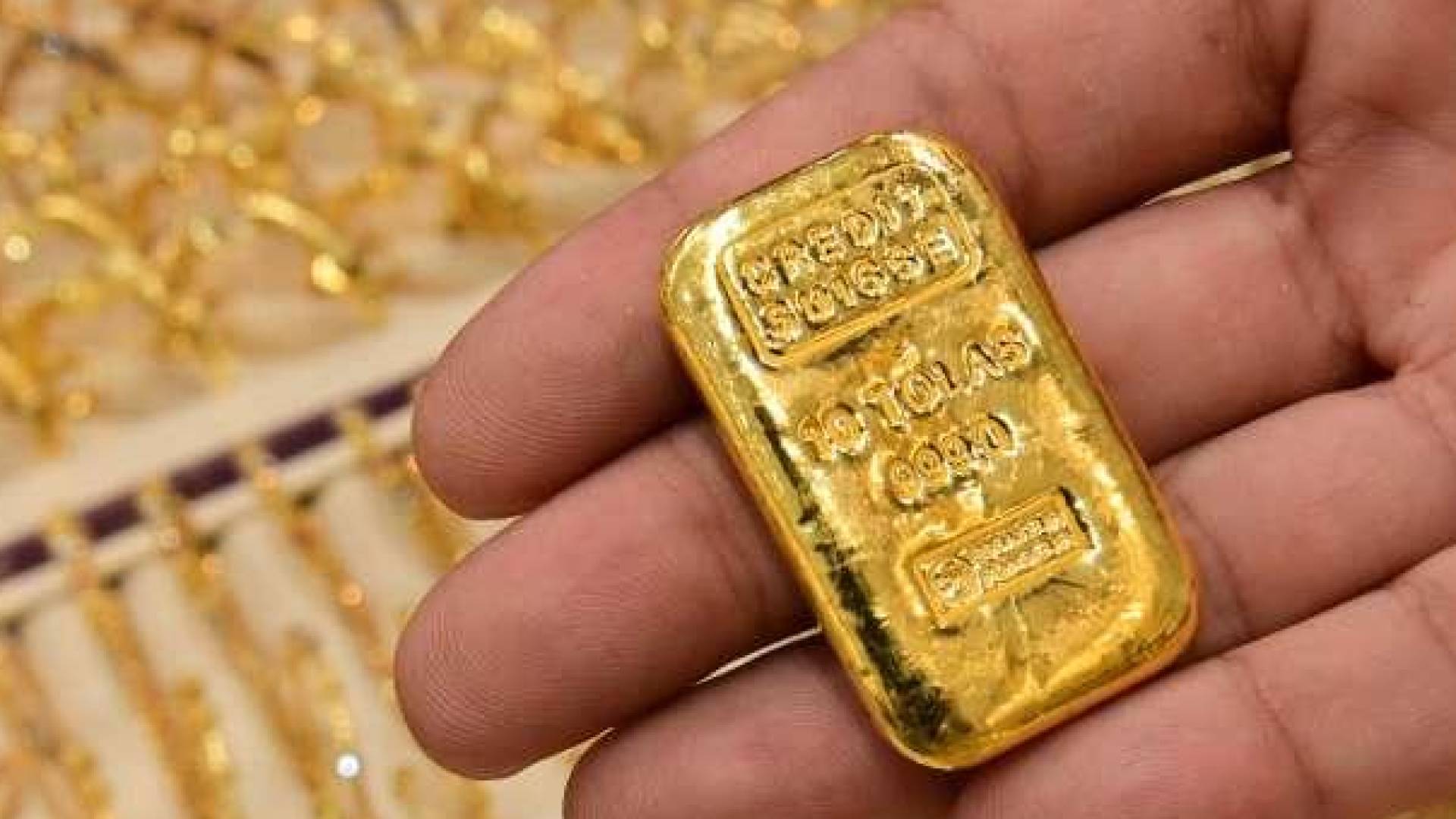 أسعار الذهب تفتتح شهر مايو على تراجع وتختبر حاجز 4600 دولار للأونصة