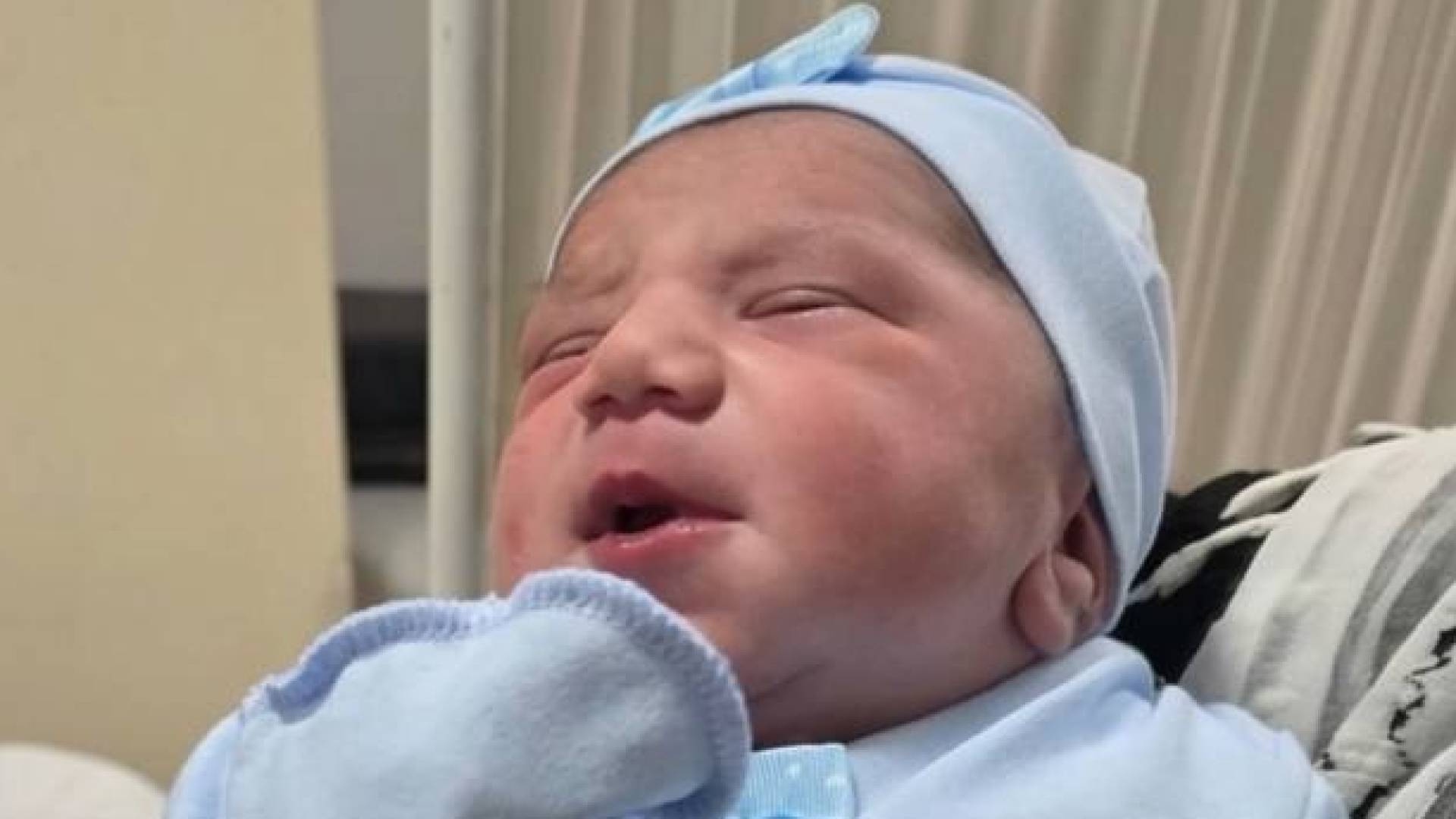 الصورة الأولى للطفل يمان نايف سمارو بعد استشهاد والده في نابلس الأحد 