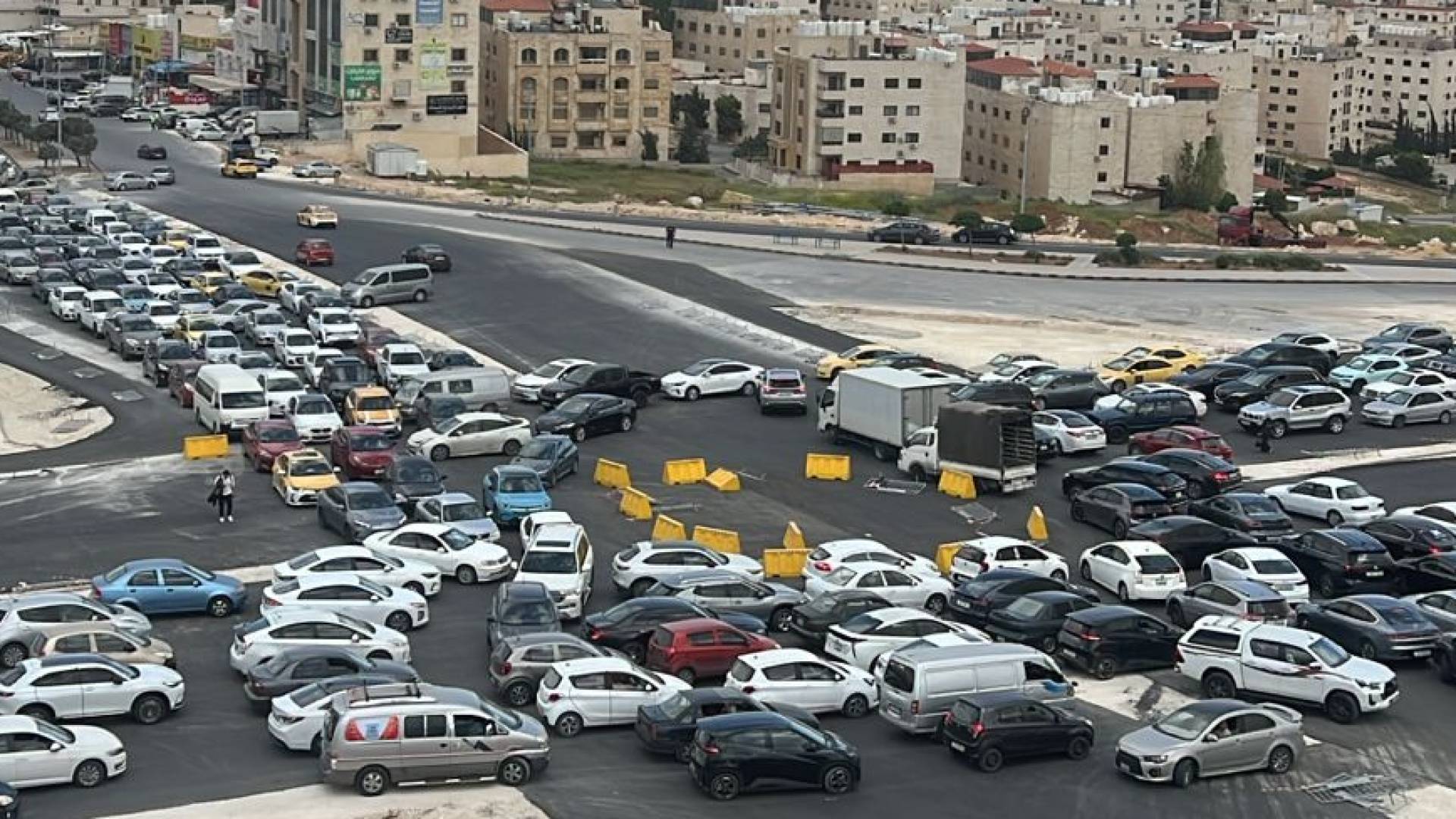 أزمة مرورية خانقة بسبب أعمال تركيب إشارة ضوئية بديلة لدوار التطبيقية سابقا