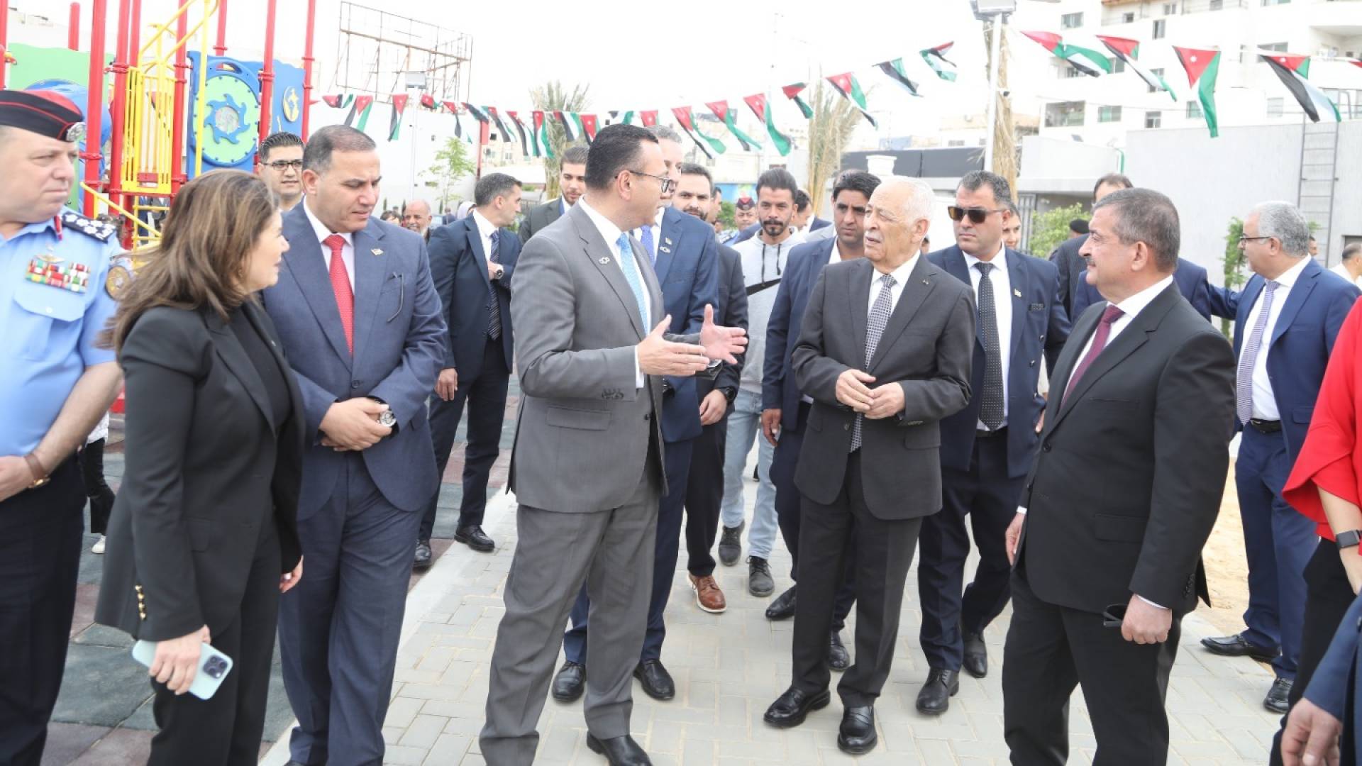 تزامنا مع الزيارة الملكية للزرقاء.. العيسوي يفتتح مشروع إعادة تأهيل حديقة البنك العربي ومكتبة عبدالحميد شومان