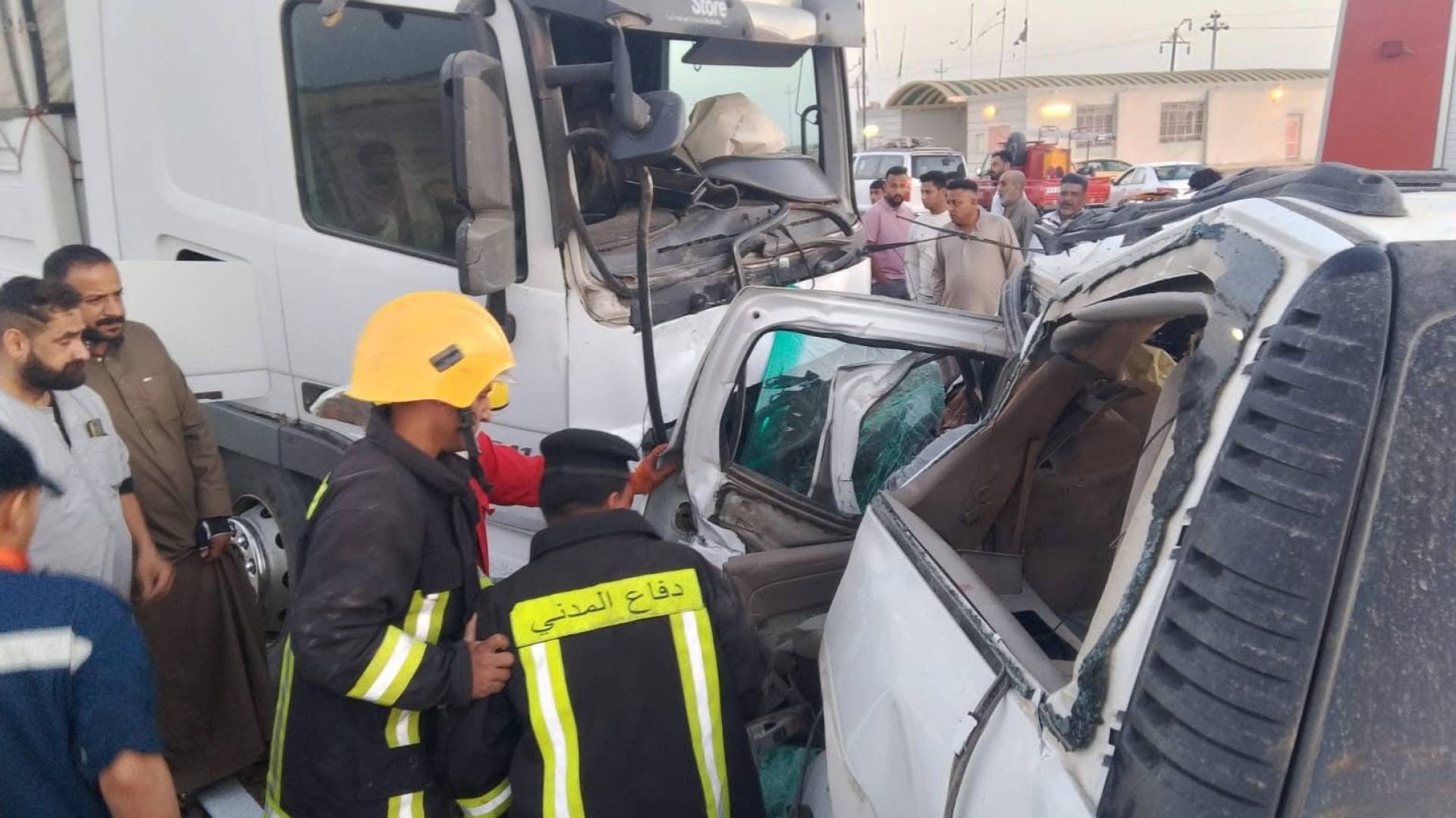 الدفاع المدني العراقي ينتشل جثامين 7 ضحايا في حادث سير مروع بالديوانية