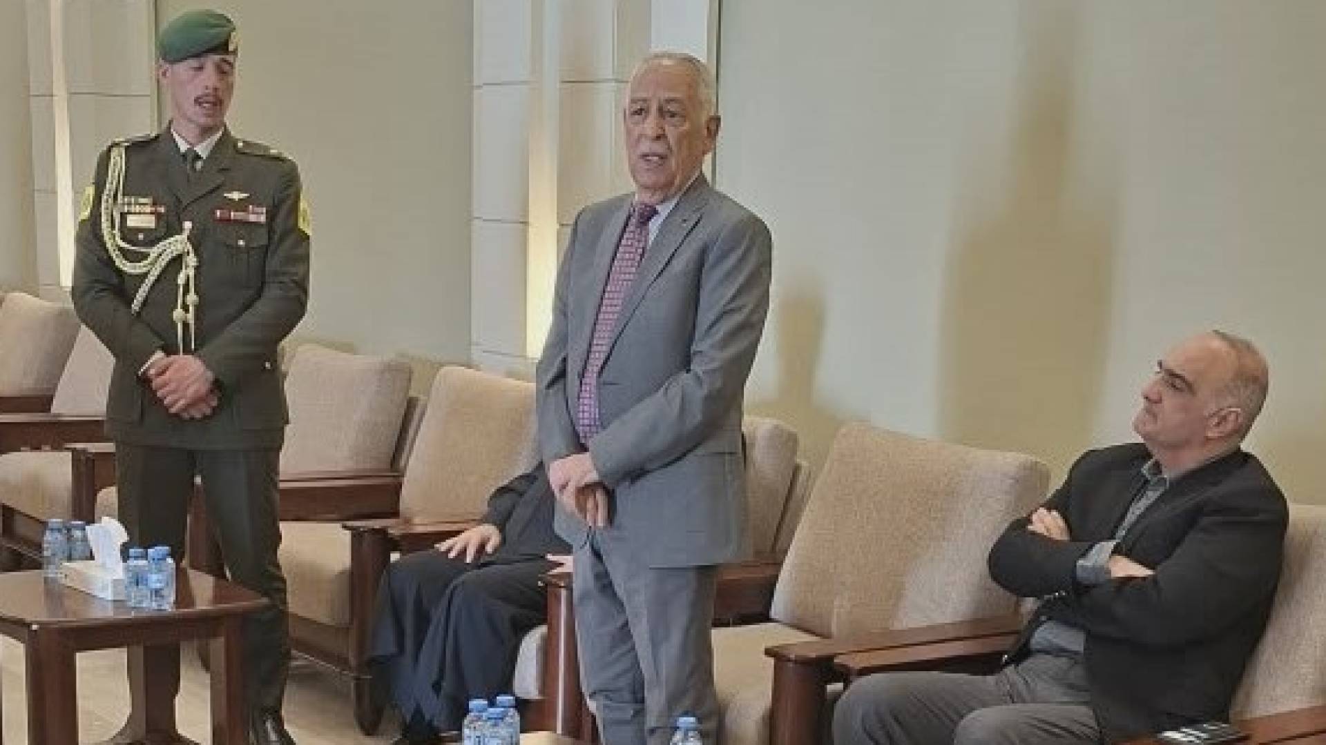 مندوبا عن الملك وولي العهد... العيسوي يعزي آل أبو شرخ وعشيرة الصمادي