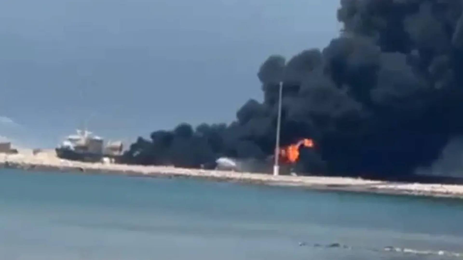 تصعيد ميداني خطير: اشتباكات في جزيرة قشم واستهداف "رصيف بهمن" في إيران