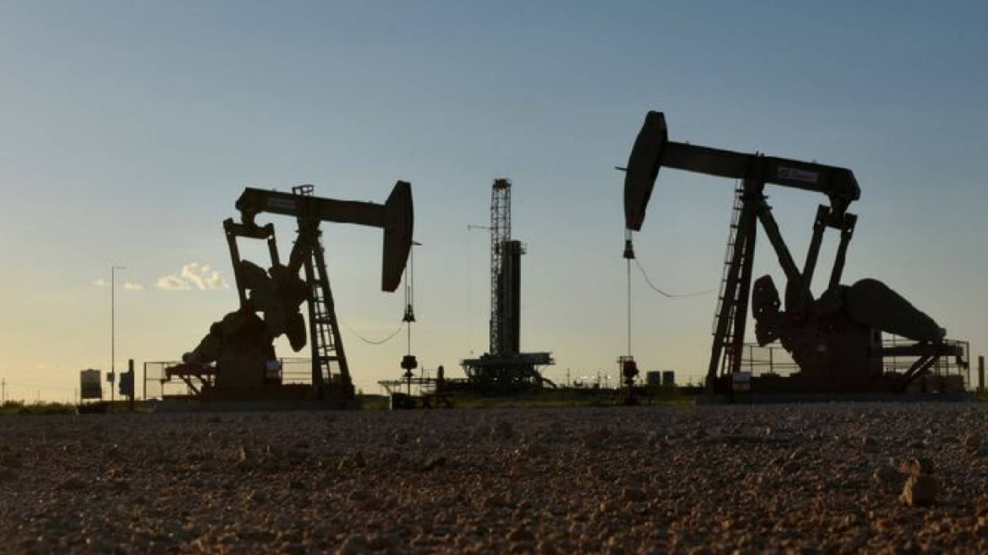 العقود الآجلة للنفط الخام الأمريكي ترتفع بنسبة 3.03% إلى 97.68 دولار للبرميل