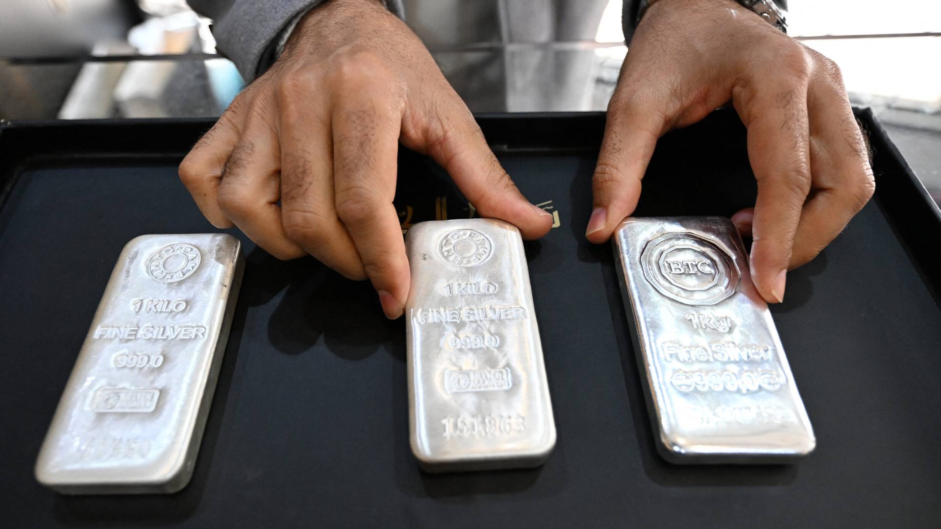 أسعار الفضة تخترق حاجز 81 دولارا وتسجل أعلى مستوياتها منذ شهور