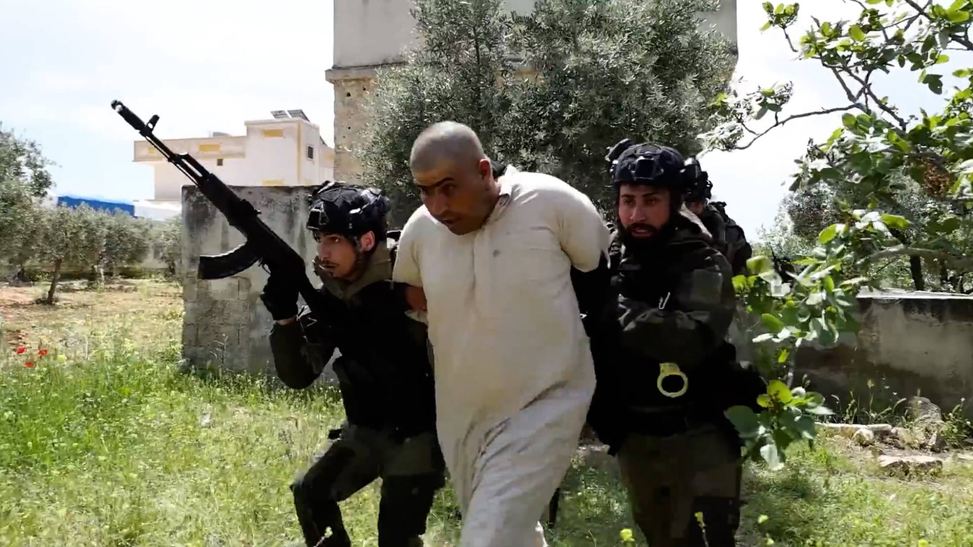 الداخلية السورية تكشف تفاصيل اعتقال "جزار الحميدية" وعصابة القتل والابتزاز بحلب -فيديو