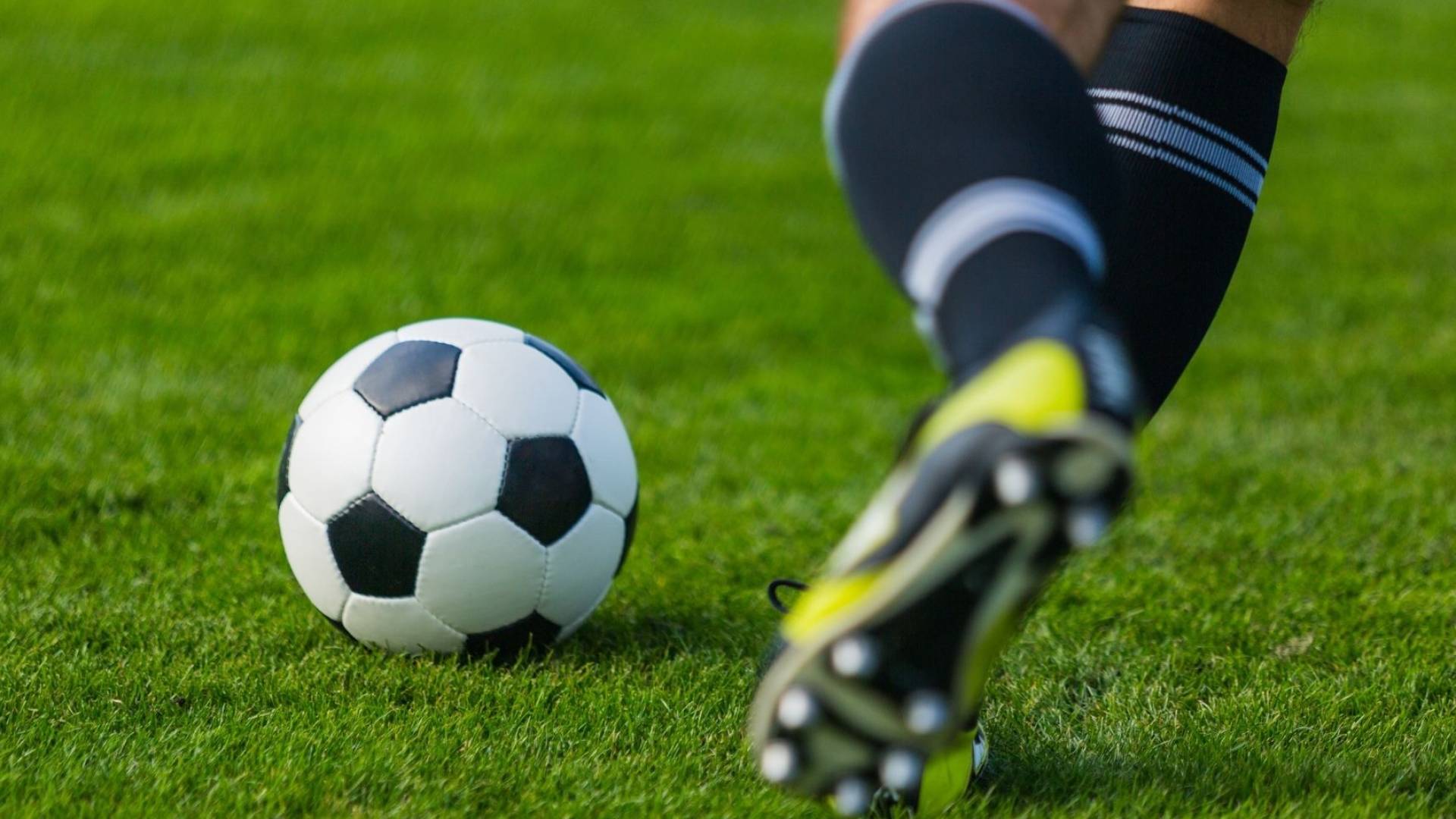 استبعاد لاعب بارز في الدوري الإنجليزي من ناديه بسبب تورطه مع فتاة قاصر