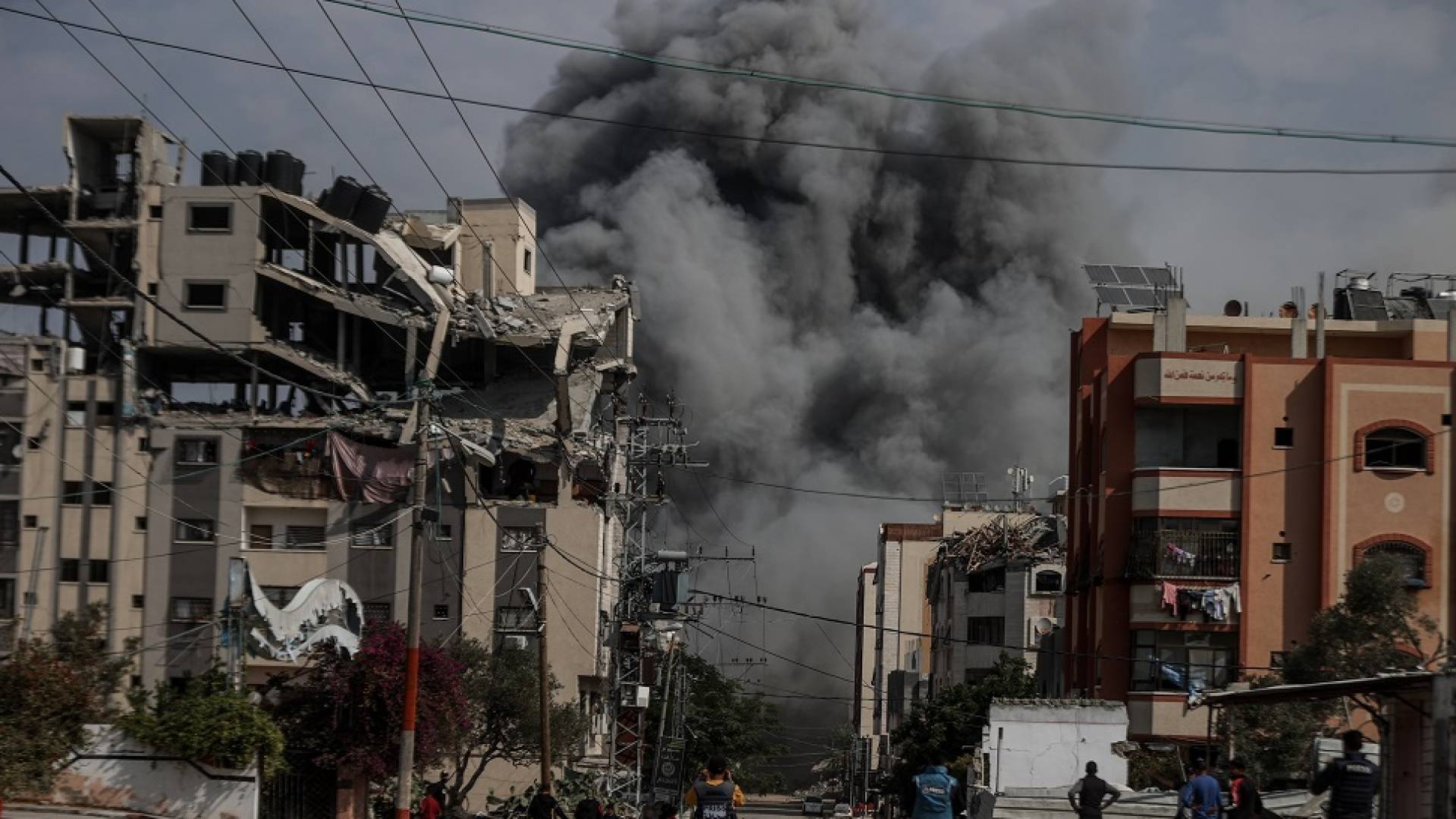 استشهاد مواطن فلسطيني في قصف متواصل للاحتلال على قطاع غزة لليوم 213