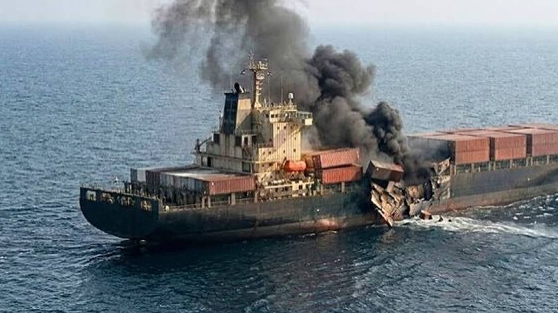 البحرية البريطانية: استهداف ناقلة بضائع شمال شرقي الدوحة والسيطرة على حريق بمتنها