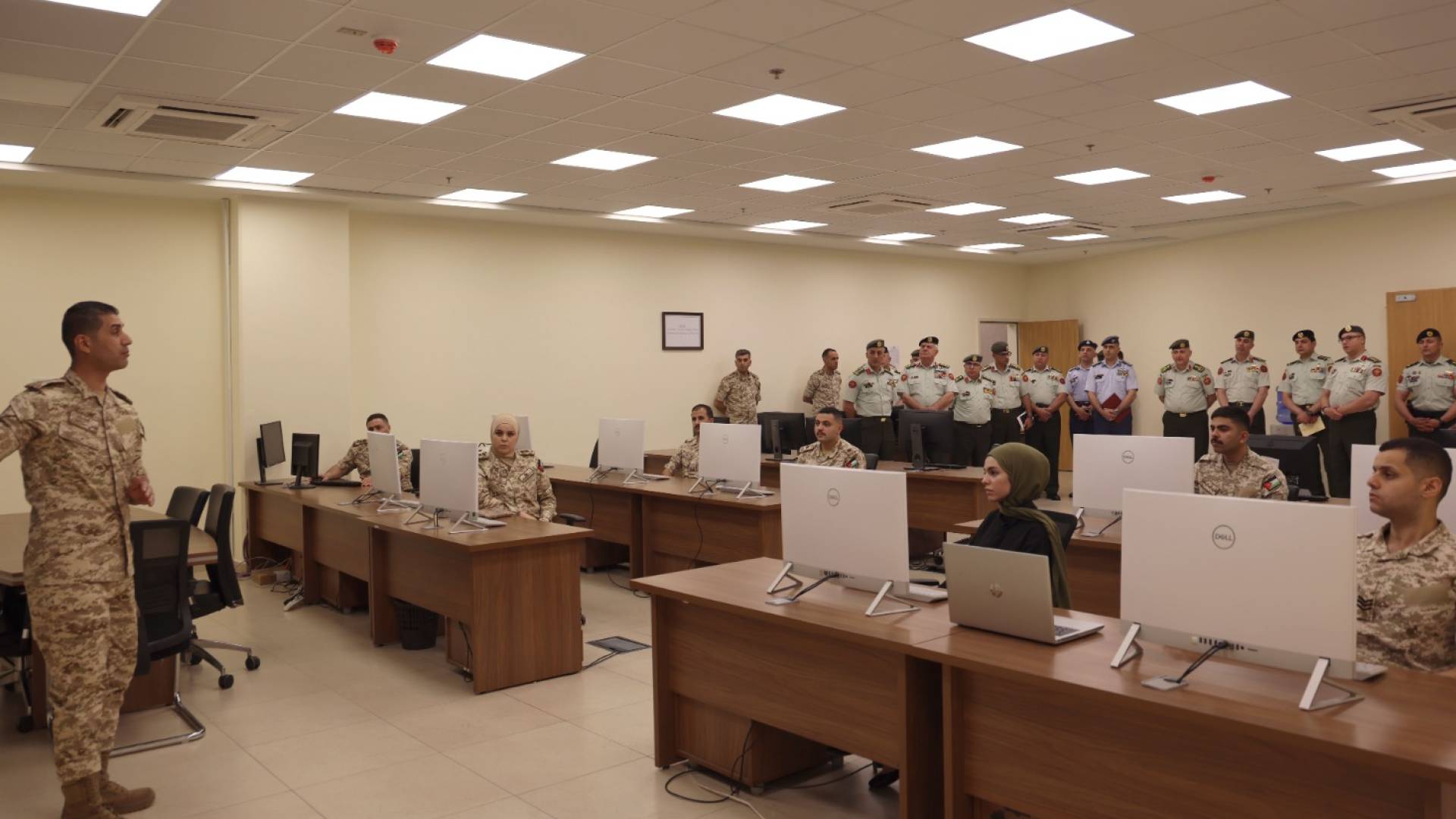 رئيس هيئة الأركان المشتركة يزور مديرية الأمن السيبراني وتكنولوجيا المعلومات ويشيد بكفاءة مرتباتها
