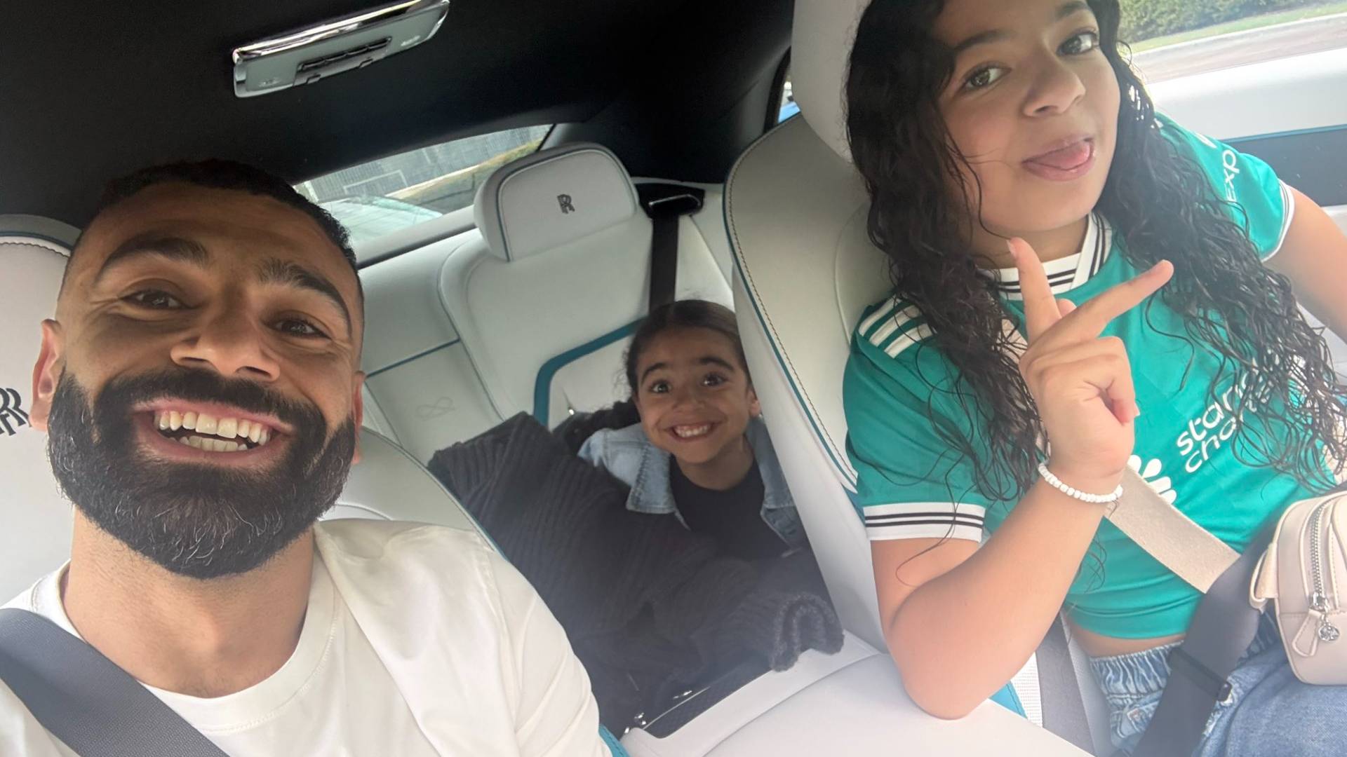 محمد صلاح يشارك جمهوره لقطات عائلية دافئة مع ابنتيه مكة وكيان