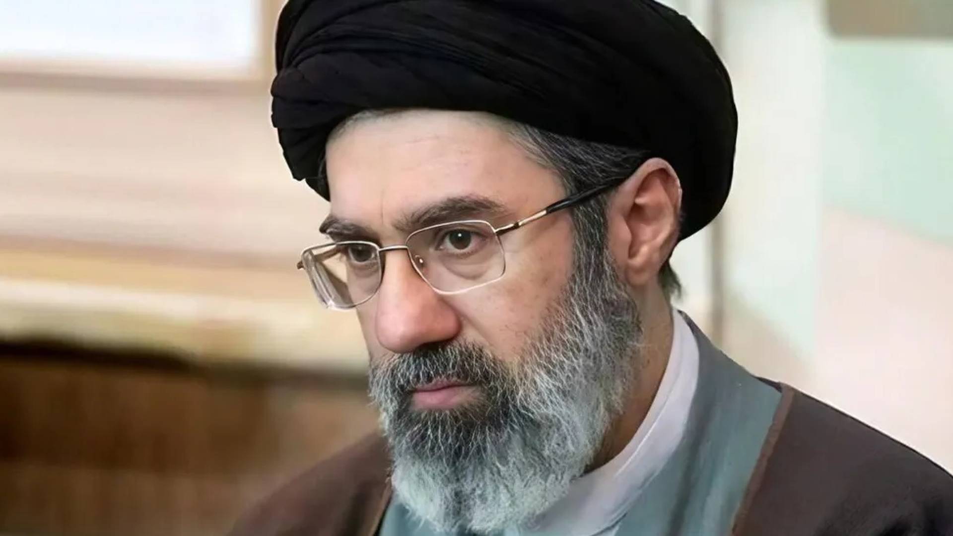 مجتبى خامنئي يلتقي قائد مقر خاتم الانبياء ويوجه باستمرار المواجهة بحزم