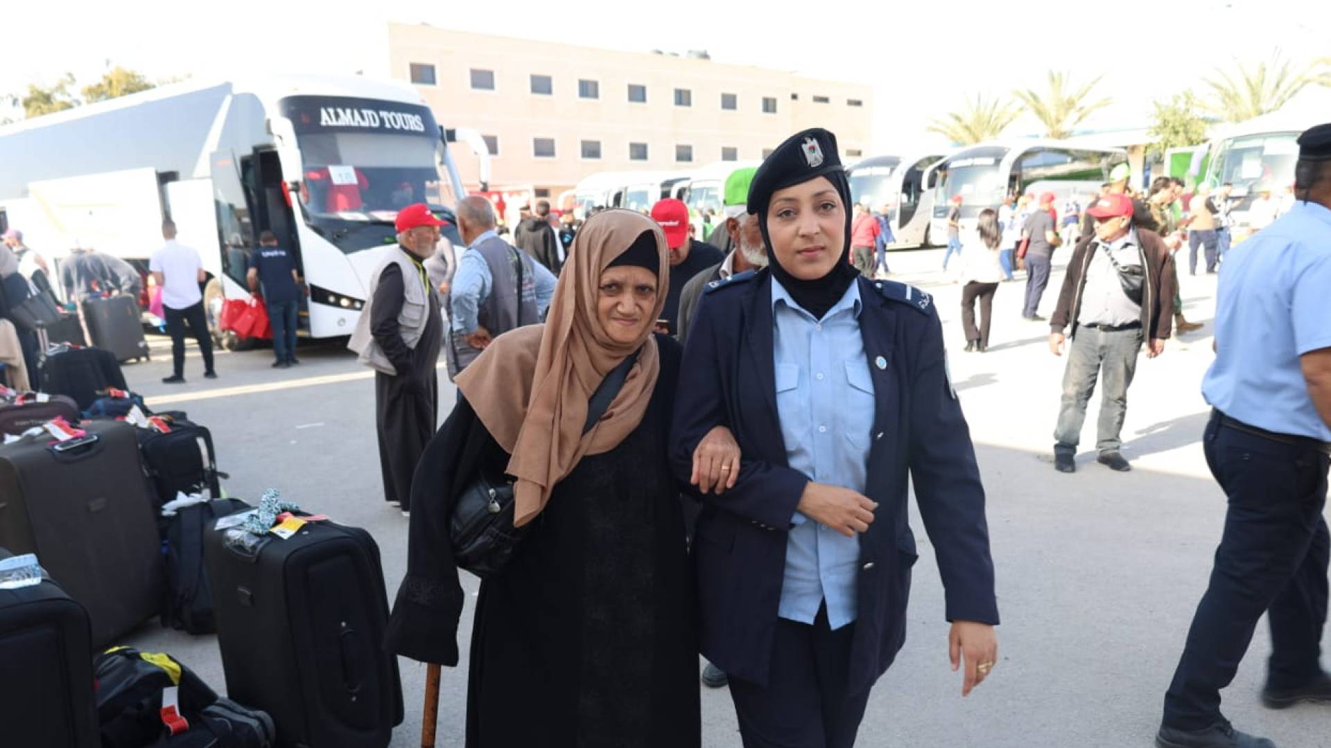 الشرطة الفلسطينية تسهل مغادرة الدفعة الأولى من حجاج بيت الله الحرام عبر معبر الكرامة