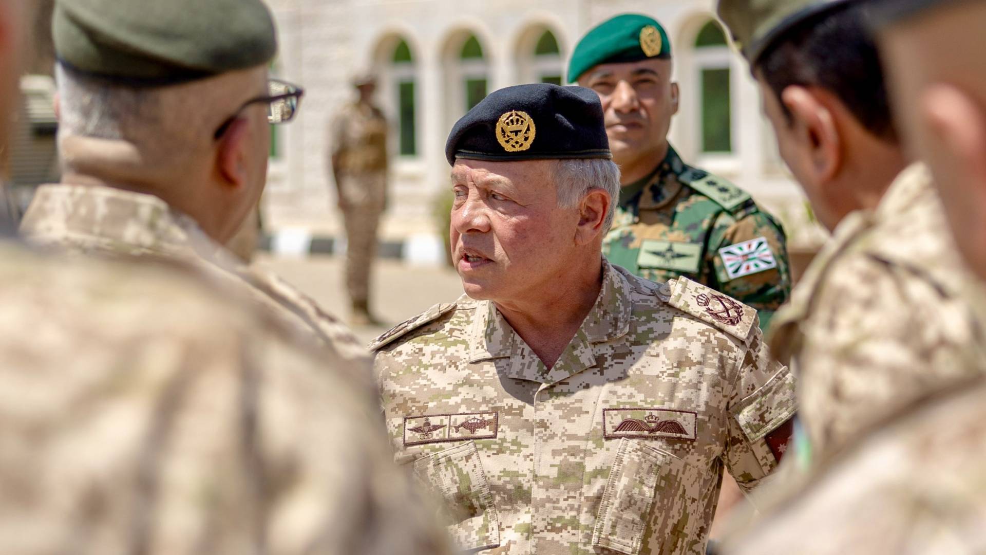 الملك يزور قيادة المنطقة العسكرية الشرقية ويشيد بجهود مرتباتها في حماية الحدود