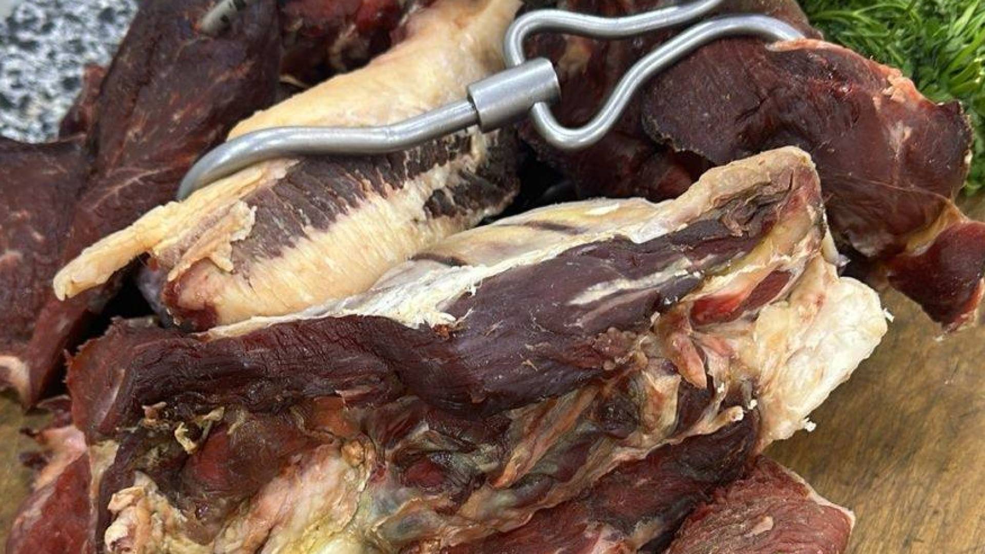 بلدية المفرق الكبرى تضبط كميات من اللحوم الفاسدة داخل ملحمة وتغلقها #عاجل 